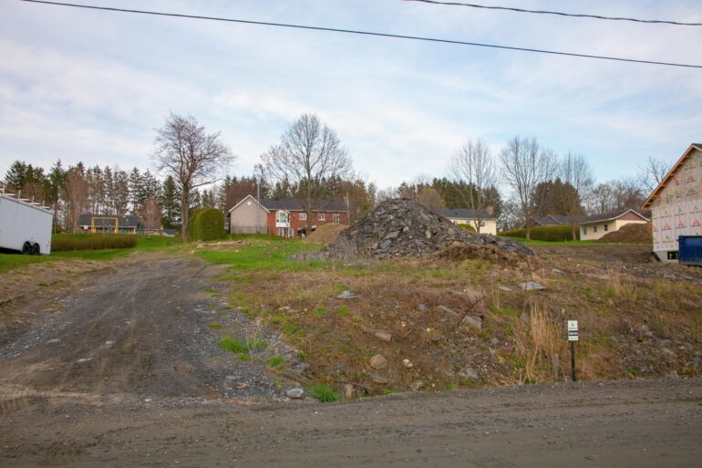 Terrain à vendre, rue Denise, Compton